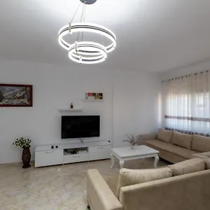 Spacious 2 Bedroom In Apartament